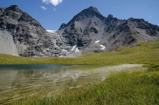 Petit lac glaciaire sur le Plateau du Turc. De gauche à droite, Pointe des Broès, Col du Vallonnet et Pointe du Vallonnet