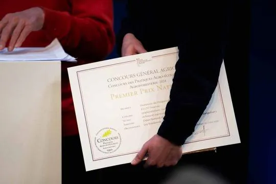 Gros plan sur un certificat remis aux lauréats du Concours général agricole des pratiques agro-écologiques