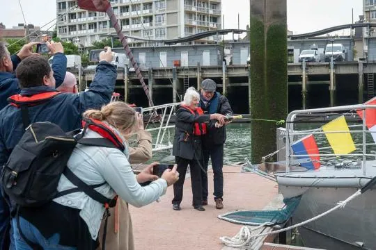 Le parrain Dominique Godefroy et la marraine Ingrid Richard baptisent la navette « Calidris »