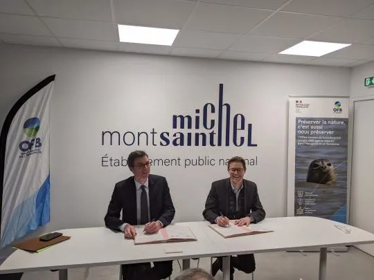 Signature de la convention de partenariat par Thomas Velter, directeur général de l’EPN du Mont Saint-Michel (à gauche) et Olivier Thibault, directeur général de l’OFB (à droite)