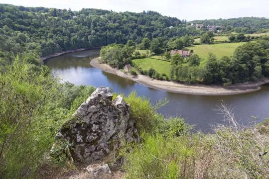Méandre de la rivière en vallée de la Creuse