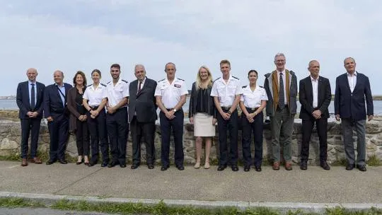 Photo de groupe avec l'amiral Nicolas Vaujour, chef d'état-major de la marine (CEMM) , les quatres volontaires officiers aspirants (VOA) de la mission Bougainville, l'amiral Christophe Prazuck ainsi que les grands acteurs de la mission Bougainville, devant le front de mer de Roscoff , le 26 septembre 2023 à Roscoff
