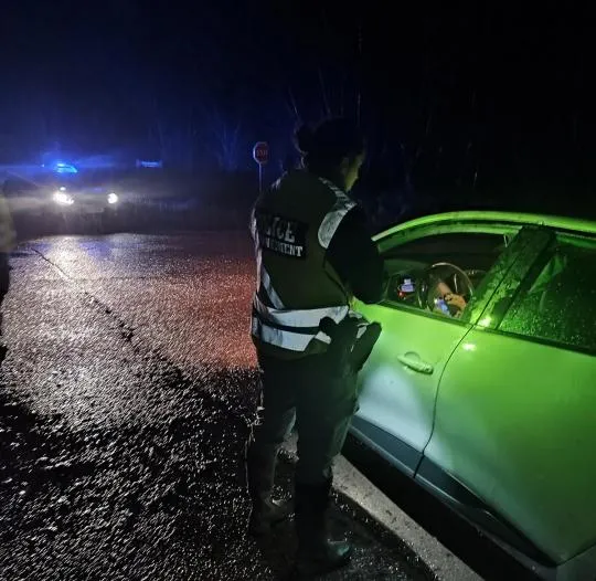 Un agent de l'OFB contrôle un automobiliste de nuit