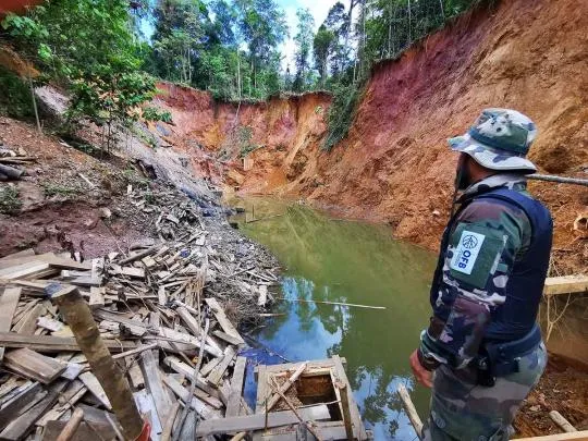 Agent de l'OFB pendant l'opération contre l'orpaillage illégal en Guyane